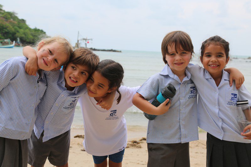 ISSamuiOfficial's tweet photo. #Year1 went on a sensory #Literacy trip to the beach. They described the place using sense of smell, touch, sight &amp; hearing. The pupils also spotted a floating bottle with a message from a marooned pirate! They took it back to school &amp; will work hard to help the stranded pirate! https://t.co/NKagCe2L83