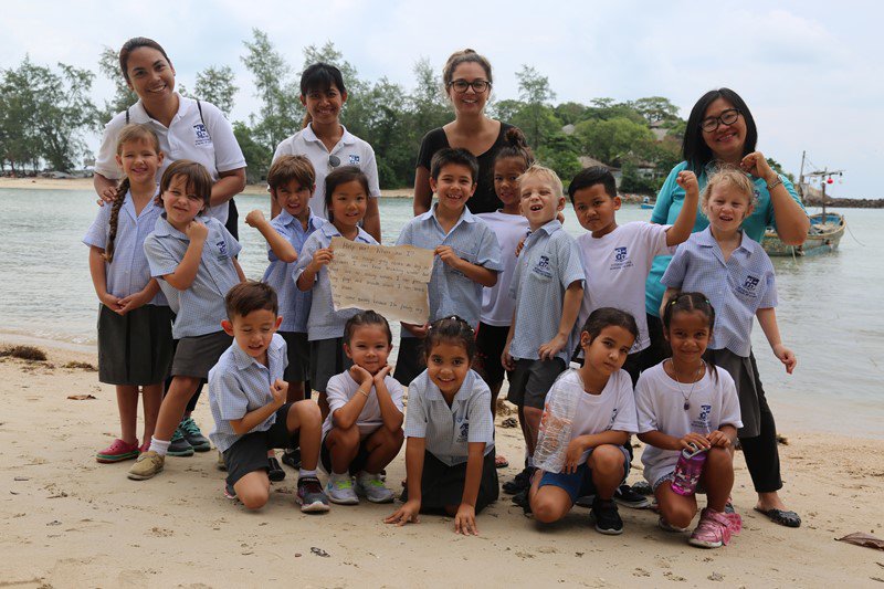 ISSamuiOfficial's tweet photo. #Year1 went on a sensory #Literacy trip to the beach. They described the place using sense of smell, touch, sight &amp; hearing. The pupils also spotted a floating bottle with a message from a marooned pirate! They took it back to school &amp; will work hard to help the stranded pirate! https://t.co/NKagCe2L83