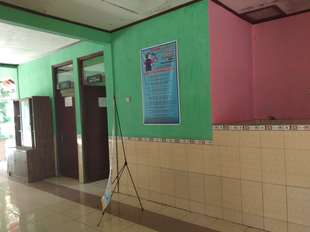 postsuararakyat's tweet photo. Wartawan Lokal Kab Tegal kecam pemasangan Banner Bernuansa mempersempit kinerja Wartawan di Kantor Desa.@Sinoeng69 @lensapewarta @dewanpers https://t.co/DJ16I2MrIm