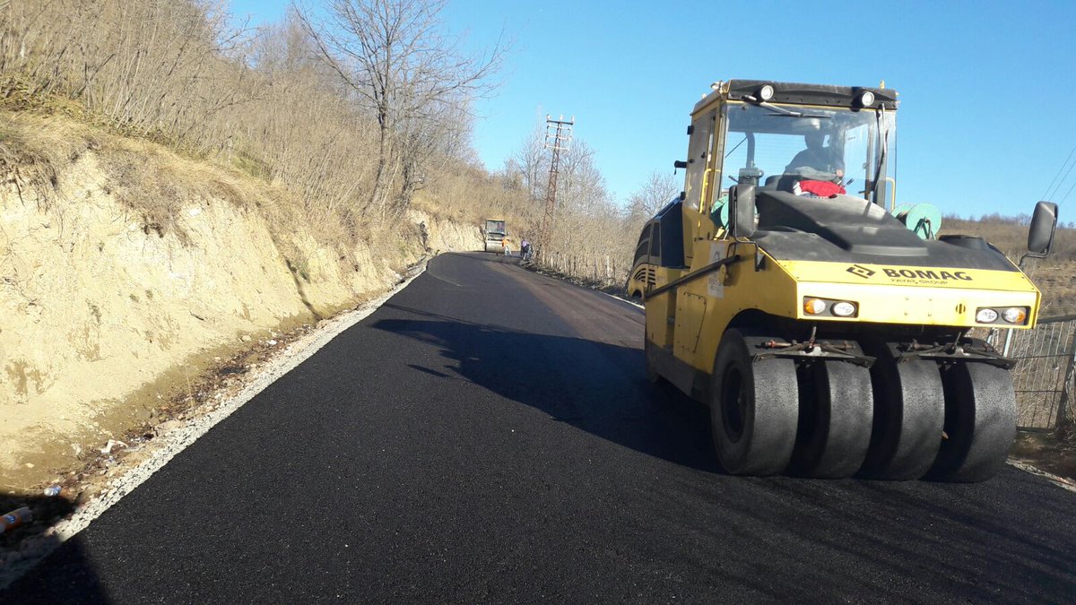 enveryilmazordu's tweet photo. Aybastı #Alankent #Beştam #Koyunculu güzergahındaki 11 km'lik yolu tarihinde ilk kez sıcak asfaltla buluşturduk.
#Aybastı #Beştam Mahallesi Muhtarımız Senayi Çetinkaya ile mahalledeki yatırımlarla ilgili istişarede bulunduk. https://t.co/0NRlG2SeRz