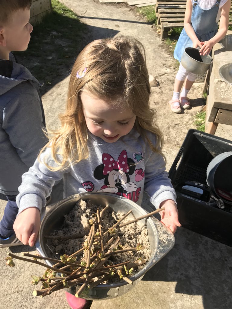 BorestoneNu's tweet photo. Leah has mad made spaghetti ‘and spicy sauce’. #funinthesun #learningthrough play https://t.co/TzHbopAGNS