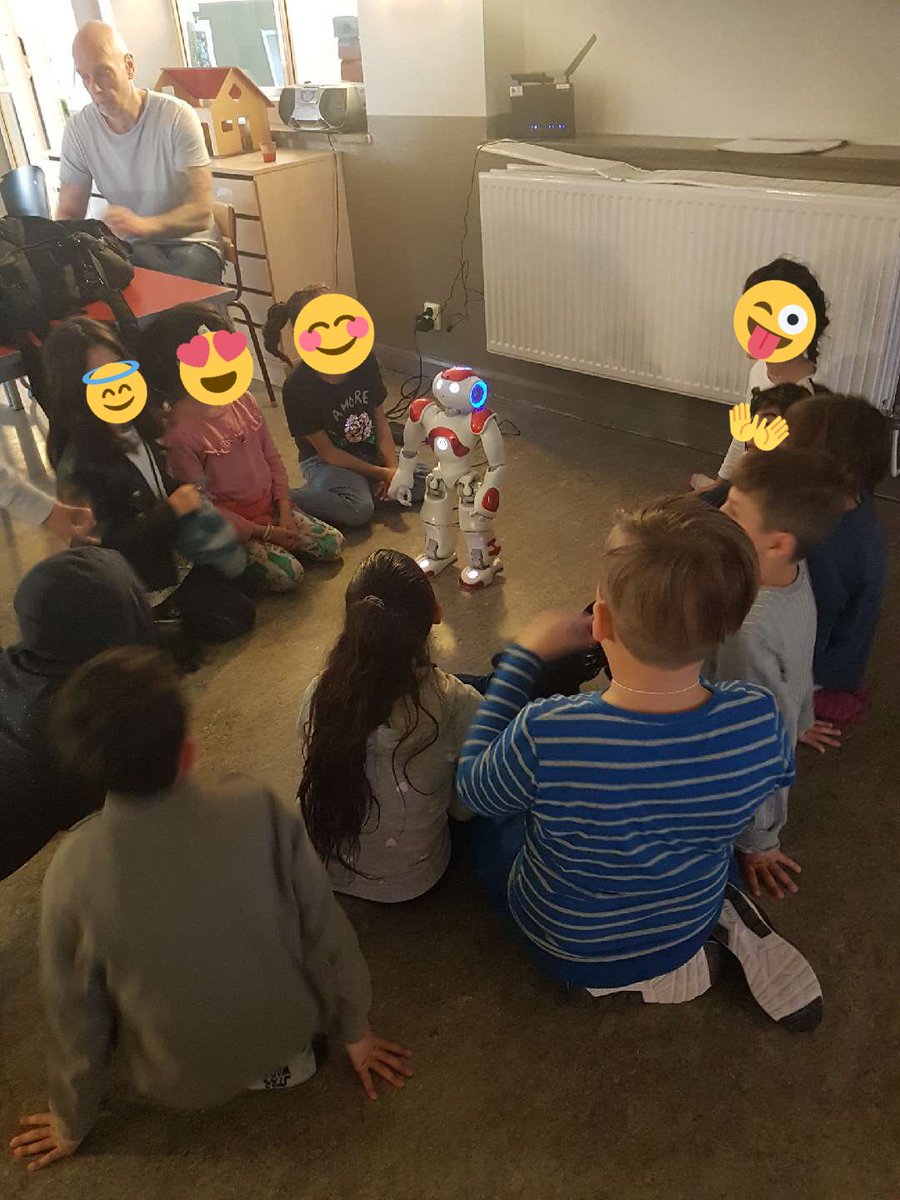 silverkula123's tweet photo. Idag fick vi finbesök av Gary och roboten! Barnen tyckte det var superspännande! @silverkula123 @stenkulaskolan https://t.co/drhdTAKGdY