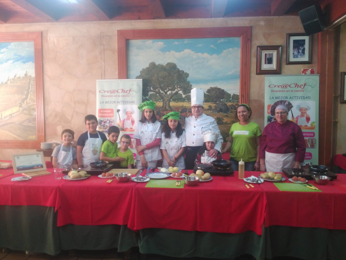 gely_jarro's tweet photo. En la MASTERCLASS con Santiago Matarranz en el bar LA JUVENIL, con los finalistas de la TERCERA CAMPAÑA Diviértete cocinando saludable CRE@CHEF 2018
@CreaChefSegovia #diviertetecocinandosaludable https://t.co/bIk3I1HdiG