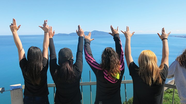 signsmag's tweet photo. Life is an uphill battle for many marginalised young people in New Zealand, particularly Māori. But educator Julene Duerksen-Kapao has big dreams for these kids and is committed to walking alongside them, one step at a time. https://t.co/ihJzIh9Wq2 https://t.co/RVn7mKIQr5