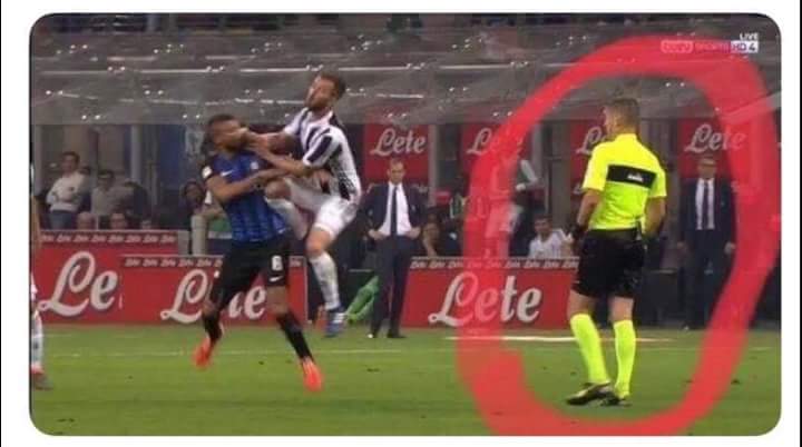 Anam_koe's tweet photo. This is soccer or WWE ?  or orsato blind, he destroyed a match, we are interisti indonesia @FIGC https://t.co/j3PxnGKZVM