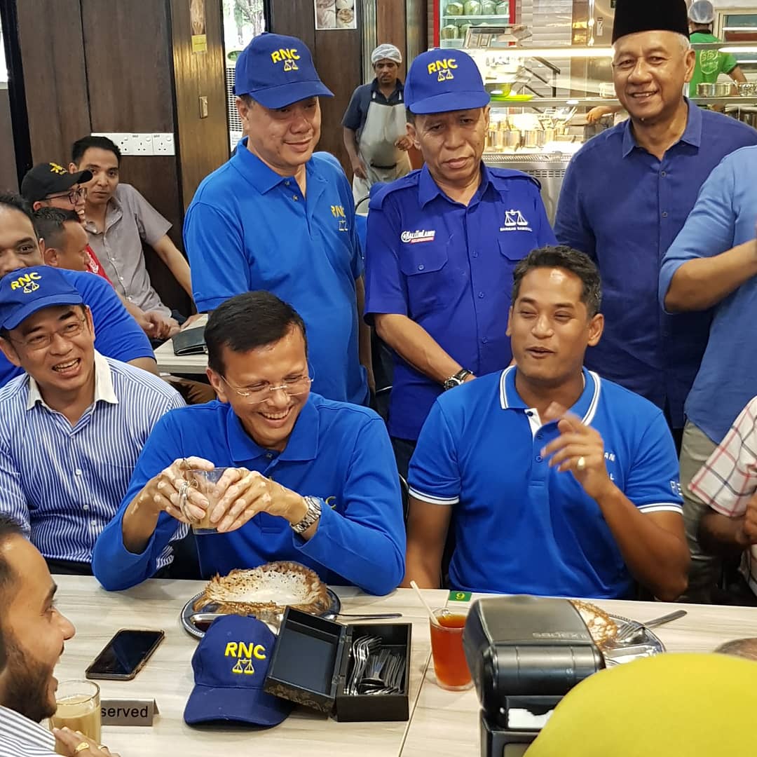 QobinMokhtar's tweet photo. DSU @rajanongchik dan YB @khairykj minum petang di Bala Banana Leaf serta walkabout sekitar Jalan Telawi Bangsar bertemu penduduk setempat.. TQ YB di atas sokongan dan semangat Setiakawan kepada RNC demi kemenangan BN di Lembah Pantai. #percaya #KaliIniLah #hebatkannegaraku #rnc https://t.co/CuRcpoGkgh