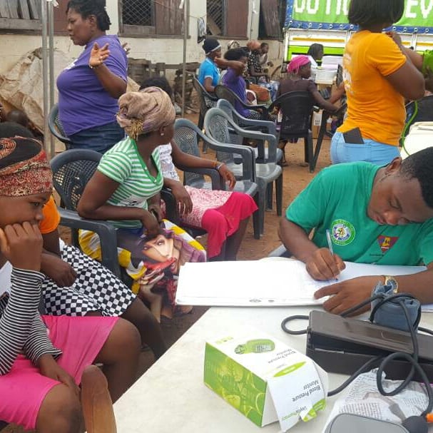 BarimaKumanini's tweet photo. @YAMghana -Legon branch offered a free Health Screening & SRH Education to the Kayayei(Head Porters) in Makola Market on April 2018. Bravo https://t.co/0XV8KrWpNN
