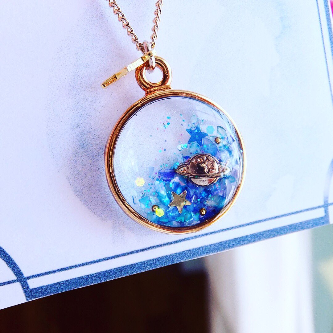 a0i87's tweet photo. 青の惑星ネックレス

先日、委託先の@mirumirubar 様に
納品した新作のネックレスです❣⃛

ホログラムやシェルが光ってとても立体感があり綺麗です🎀

#ハンドメイドアクセサリー #レジンアクセサリー #ハンドメイド好きな人と繋がりたい #レジン好きさんと繋がりたい #ネックレス https://t.co/LB3KK5cGdT