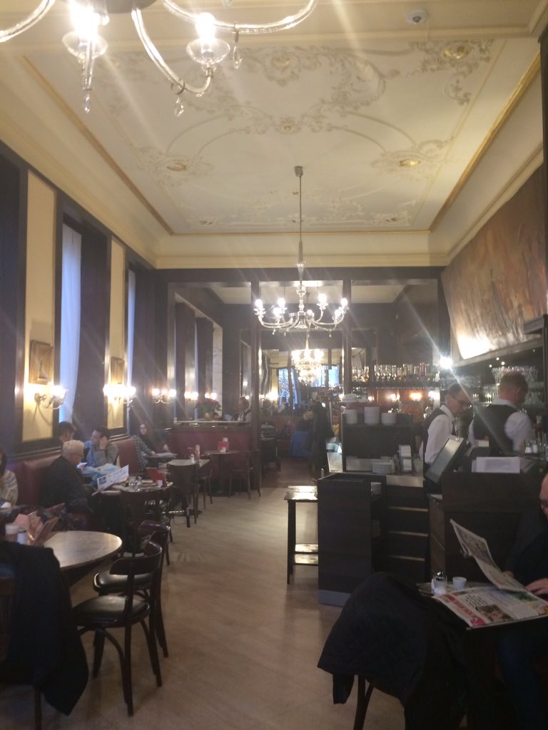 v_brandner's tweet photo. Das #Café #Ritter, nahe der #Mahü, ein traditionsreiches Lokal, das so wunderbar die Altwiener Kaffeehausatmosphäre mit der Laissez-faire-Szene von heute verbindet. https://t.co/jbr8YUvijY