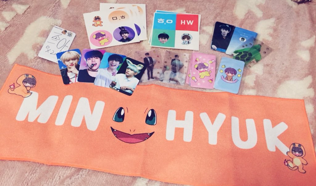 _end96_'s tweet photo. Thank you Minhyuk😭💕💕💕💕

わたしがイラストを描いたVITAMIN様(@my_No1_mh )のグッズの電磁波遮断ステッカーをミニョクが貼ってくれています😭💖
こんなに鮮明に見ることができたのは初めてです！

ありがとうミニョクだいすき😭💕💕💕 https://t.co/CH6fPy435g