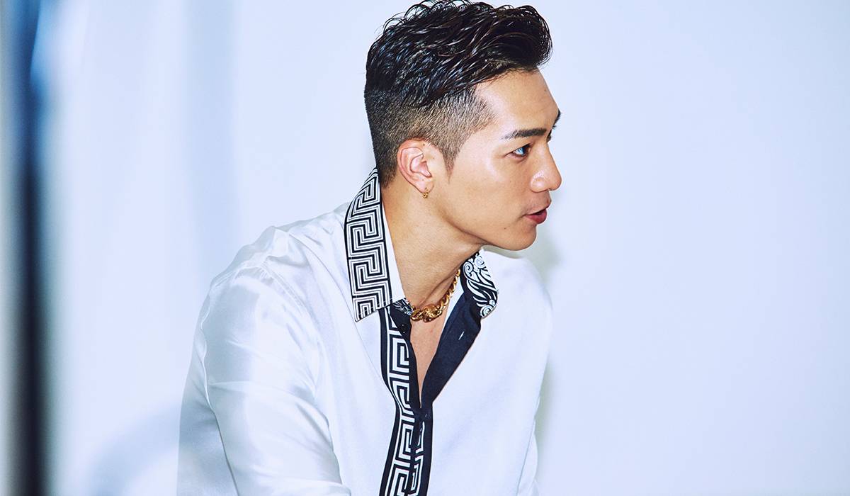 Exile 最新ニュース 記事 Swayが考える 女性用フレグランスの理想とは Versace Dylan Blue Femmeの魅力についてdoberman Infinityのswayに聞く 女性には香りをふわりと漂わせてほしい 少し動いたときや近くに寄ると感じられるほどの ささやかで