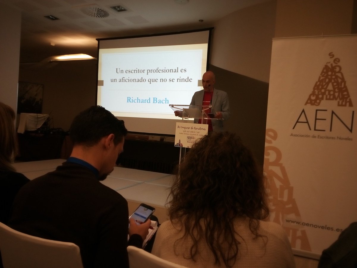 brecacha's tweet photo. El gran @editorialdesvan innovando con su taller literario en #AEN18: "paralelismos entre la literatura y las magdalenas". ¿Marcará tendencia? Como siempre, muy didáctico. https://t.co/FVjiDqIz59