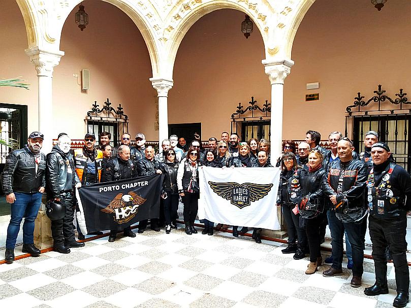 CADFlamenco's tweet photo. Esta mañana ha visitado el CADF el Club motero Harley Davidson de Oporto. Maestros de la velocidad, aprendiendo del compás, en Jerez. https://t.co/dugD9zv3FC