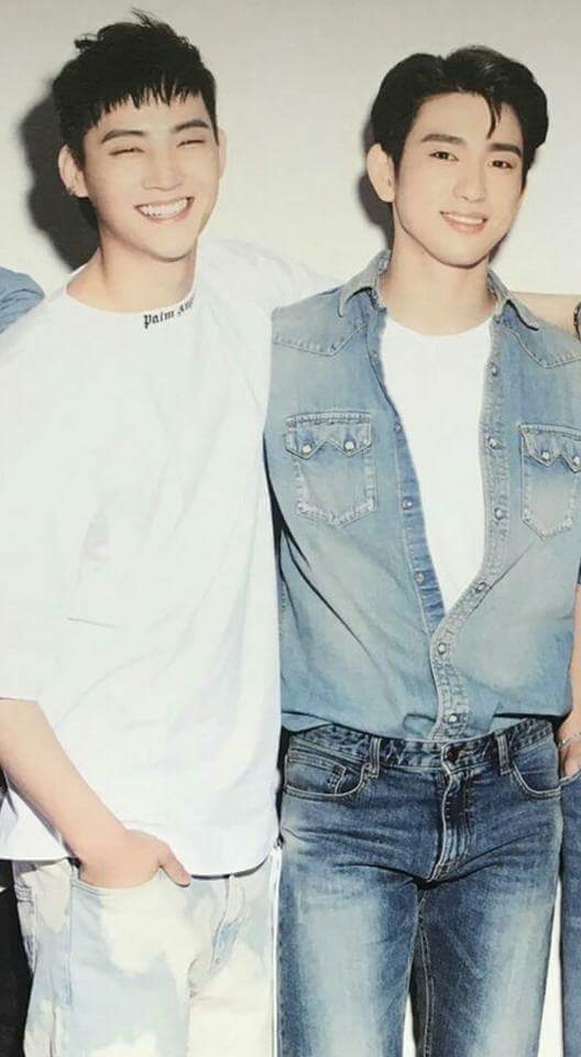 Nice41224537's tweet photo. เหมือนเค้ามางานกันเป็นคู่ๆ 💓
เอิ่ม!ยูคไปทำอะไรค่ะตรงนั้น มี๊สงสารลูกจังยูค มามะมายืนข้างๆมี๊เเทนก็ได้ลูก
#PremiosMTVMIAW
#MTVLAKPOPGOT7
#GOT7
@GOT7Official https://t.co/XVoQdMdyNI