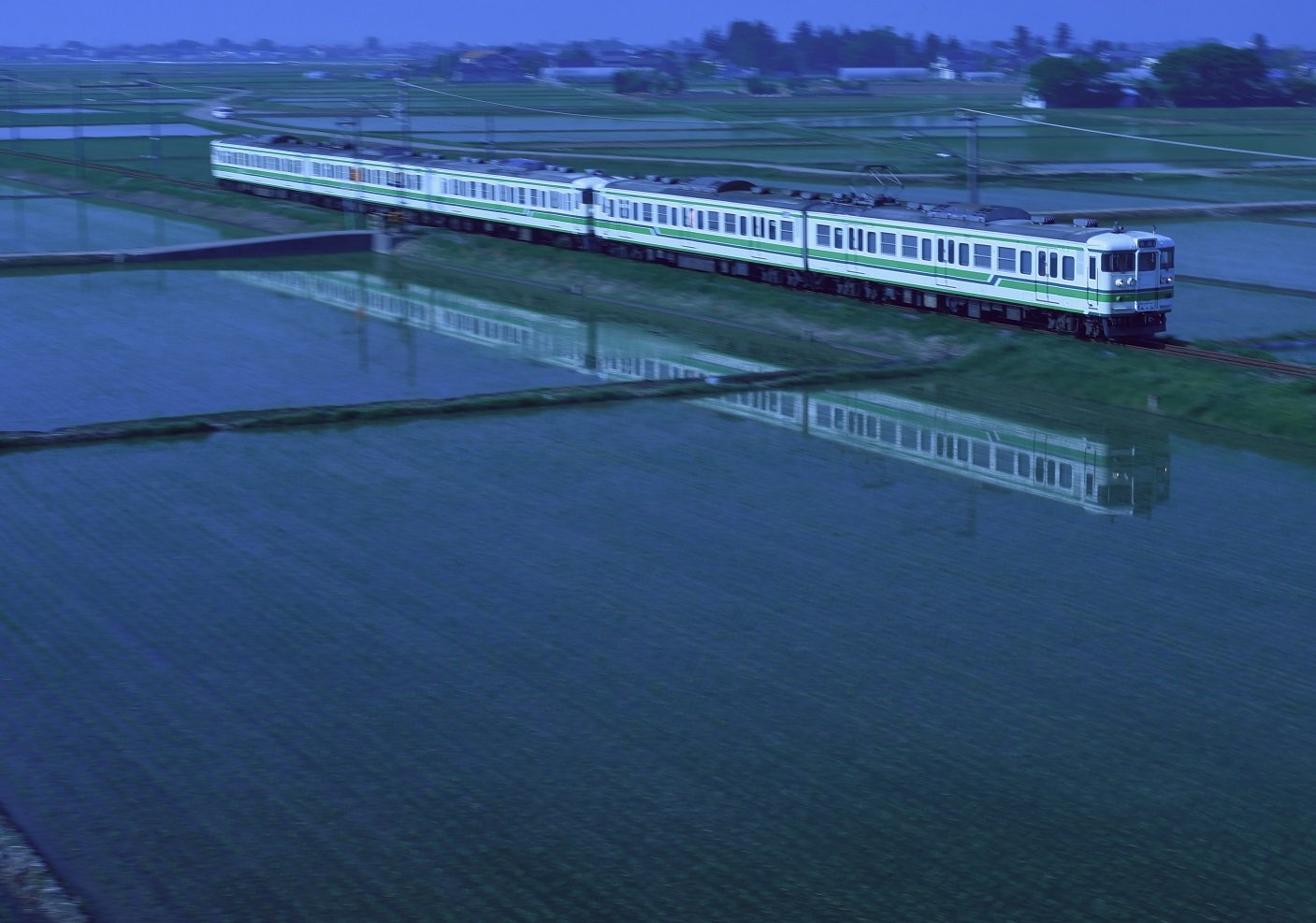 こけだま写真館 Twitterissa 約３年前に越後線の赤塚跨線橋で撮った写真たち 有名撮影地となった赤塚跨線橋 ３年前なら朝に１時間半くらい ただただ適当に撮っているだけでもこの収穫 T Co Nytt85hu80 Twitter