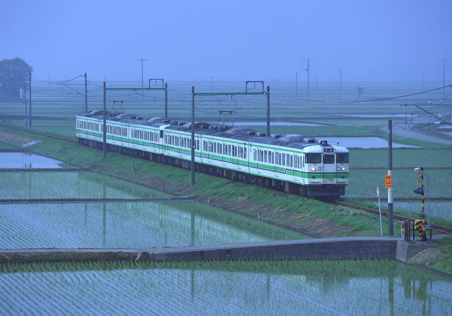 こけだま写真館 Twitterissa 約３年前に越後線の赤塚跨線橋で撮った写真たち 有名撮影地となった赤塚跨線橋 ３年前なら朝に１時間半くらい ただただ適当に撮っているだけでもこの収穫 T Co Nytt85hu80 Twitter