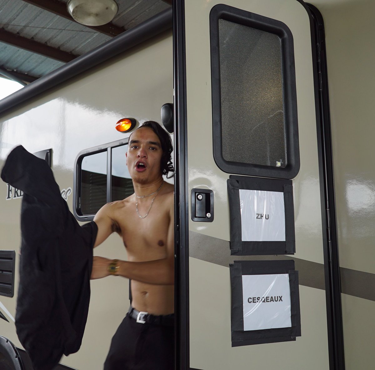 BACK ON THE ROAD AGAIN- FRANCE TONIGHT! 🇫🇷 with @wearemoksi 🔥