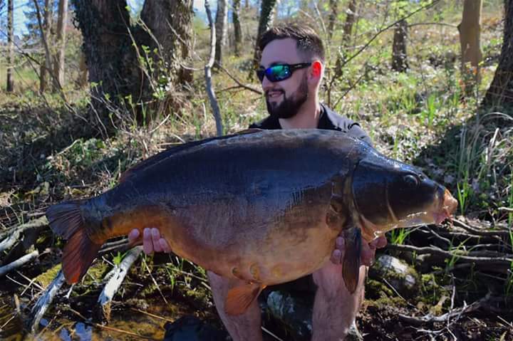 Justin Herget with a cracking 30lb+ from a German 400 acre low stock pit....what a result #armohawk