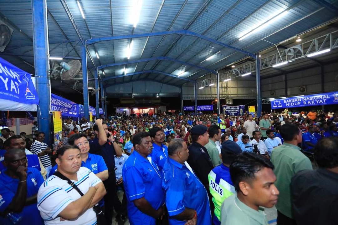 DrZahidHamidi's tweet photo. Menghadiri Majlis Bersama Masyarakat India (IPF Bersama Maicci) di Dewan Cina Kg. Baharu, Bagan Datuk.

#BersamaBN #HebatkanNegaraku #PRU14 https://t.co/yIDYnWOMfA