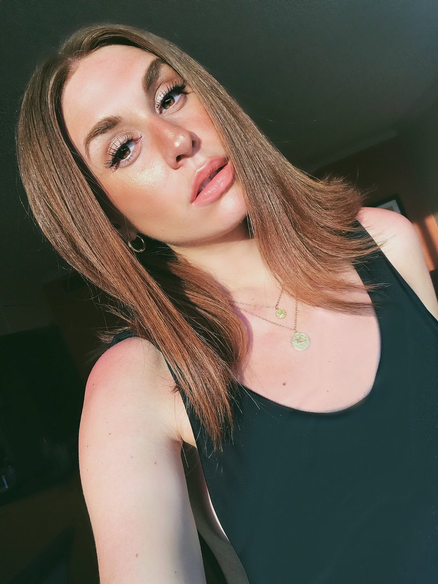 charlottedobre's tweet photo. Wanted to shout out @PlaylistLive sponsor @tartecosmetics for this killer highlight palette #datglow #soshiny https://t.co/tBq8HB5kKg