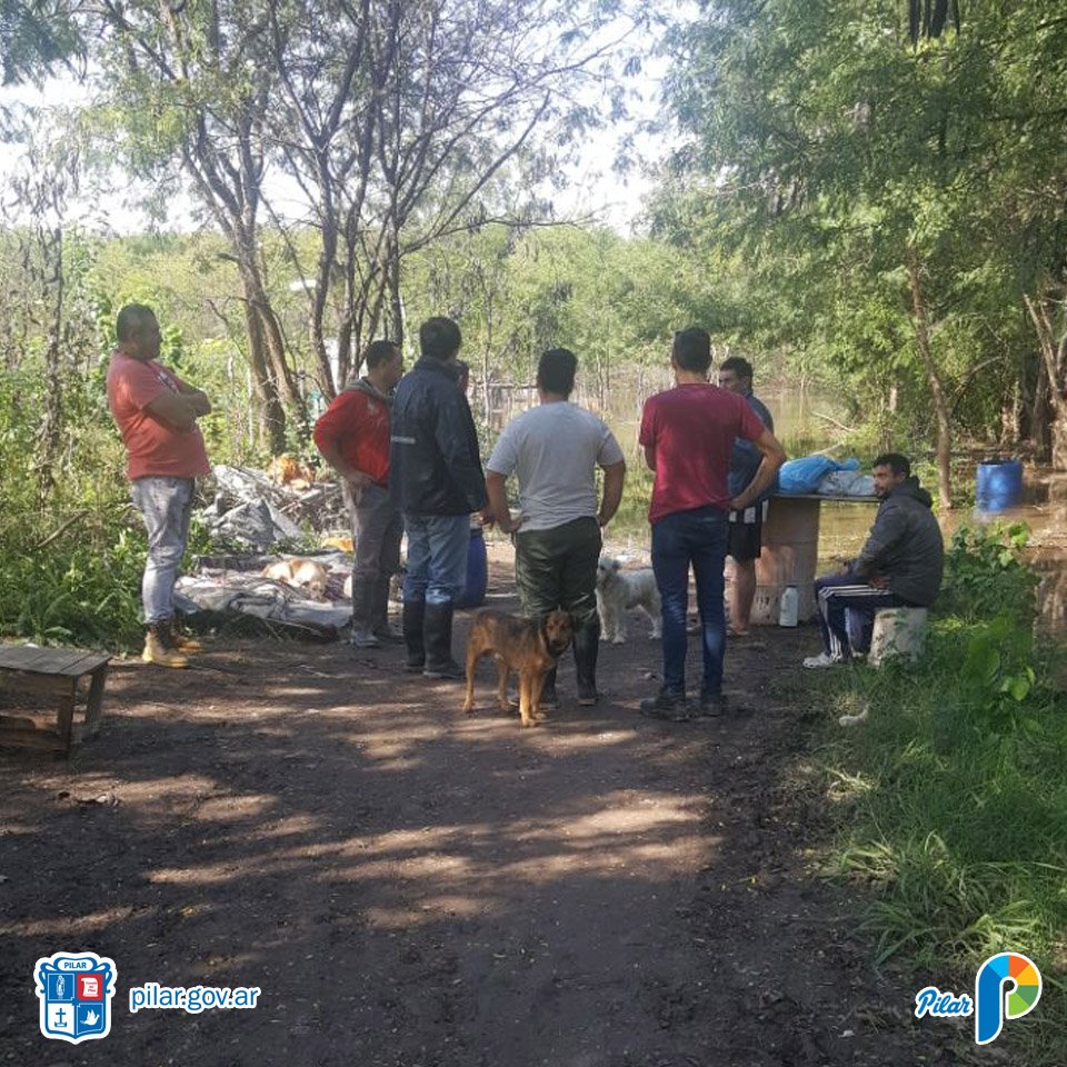 SGTIIIPilar's tweet photo. Estamos asistiendo a los vecinos más afectados por el temporal del Barrio Luchetti con agua y alimentos. https://t.co/itNXm4jiIr