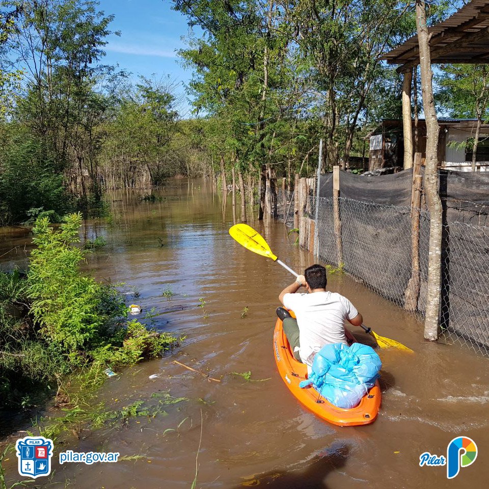 SGTIIIPilar's tweet photo. Estamos asistiendo a los vecinos más afectados por el temporal del Barrio Luchetti con agua y alimentos. https://t.co/itNXm4jiIr