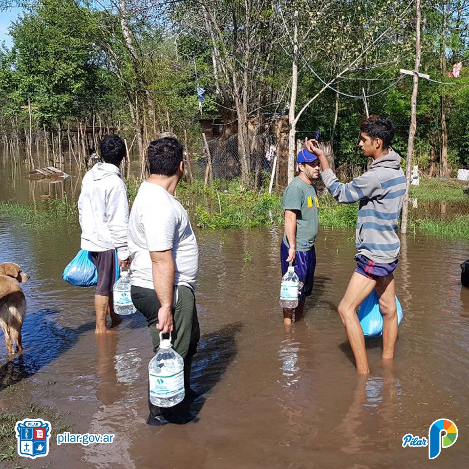 SGTIIIPilar's tweet photo. Estamos asistiendo a los vecinos más afectados por el temporal del Barrio Luchetti con agua y alimentos. https://t.co/itNXm4jiIr