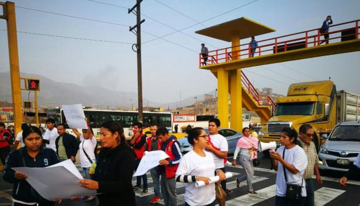 peru21noticias's tweet photo. Vecinos de Ancón bloquean la Panamericana Norte y exigen construcción de una comisaría https://t.co/TvYB6ch5TC https://t.co/xqNRDSsS2f