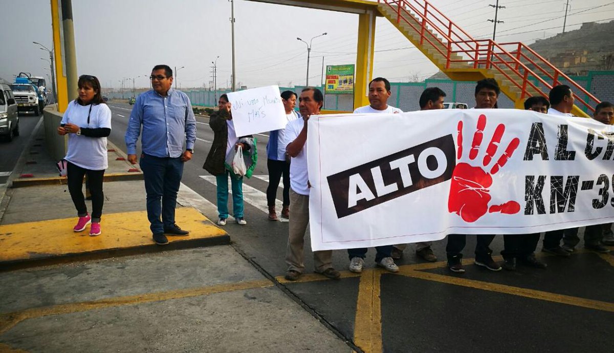 peru21noticias's tweet photo. Vecinos de Ancón bloquean la Panamericana Norte y exigen construcción de una comisaría https://t.co/TvYB6ch5TC https://t.co/xqNRDSsS2f