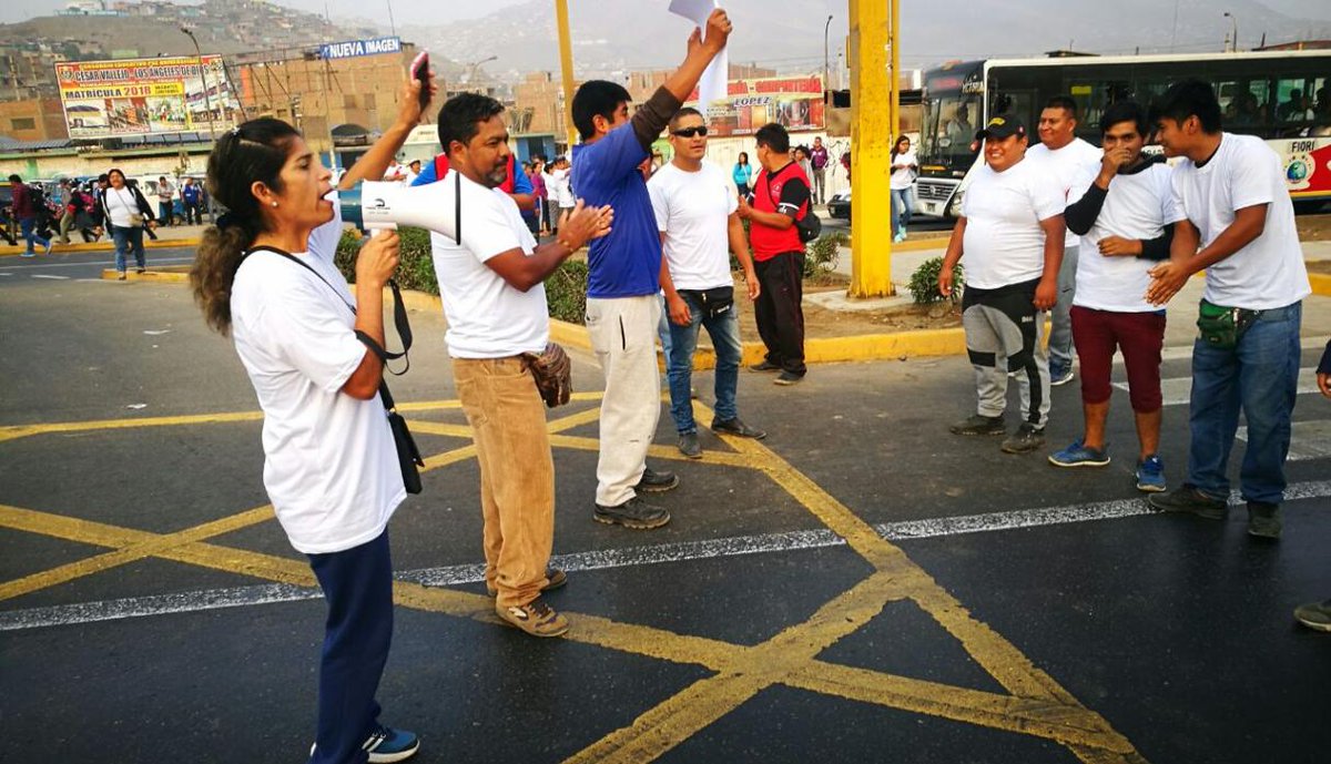 peru21noticias's tweet photo. Vecinos de Ancón bloquean la Panamericana Norte y exigen construcción de una comisaría https://t.co/TvYB6ch5TC https://t.co/xqNRDSsS2f
