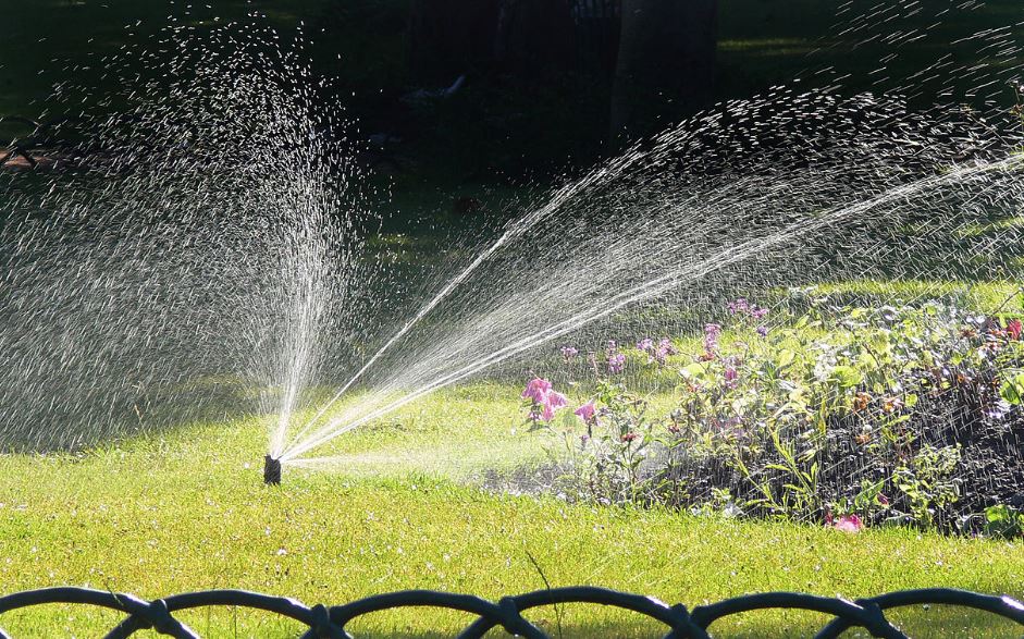 CityOfCheyenne's tweet photo. From May 1st-September 1st the summer watering rules are: No watering between 10 am-5pm; lawns can be watered up to 3 day/week; wasting water, such as allowing water to run down the street is prohibited; gardens can be watered any day before 10 AM or after 5 PM. https://t.co/sp9Muxmcuz