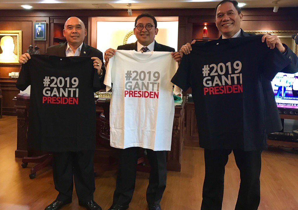 zoelfick's tweet photo. Di mana kaos ini terlihat, di sana tersimpan cerita kebiadaban kubu pemburu kekuasaan yang melecehkan perempuan. https://t.co/HtAlIP060z