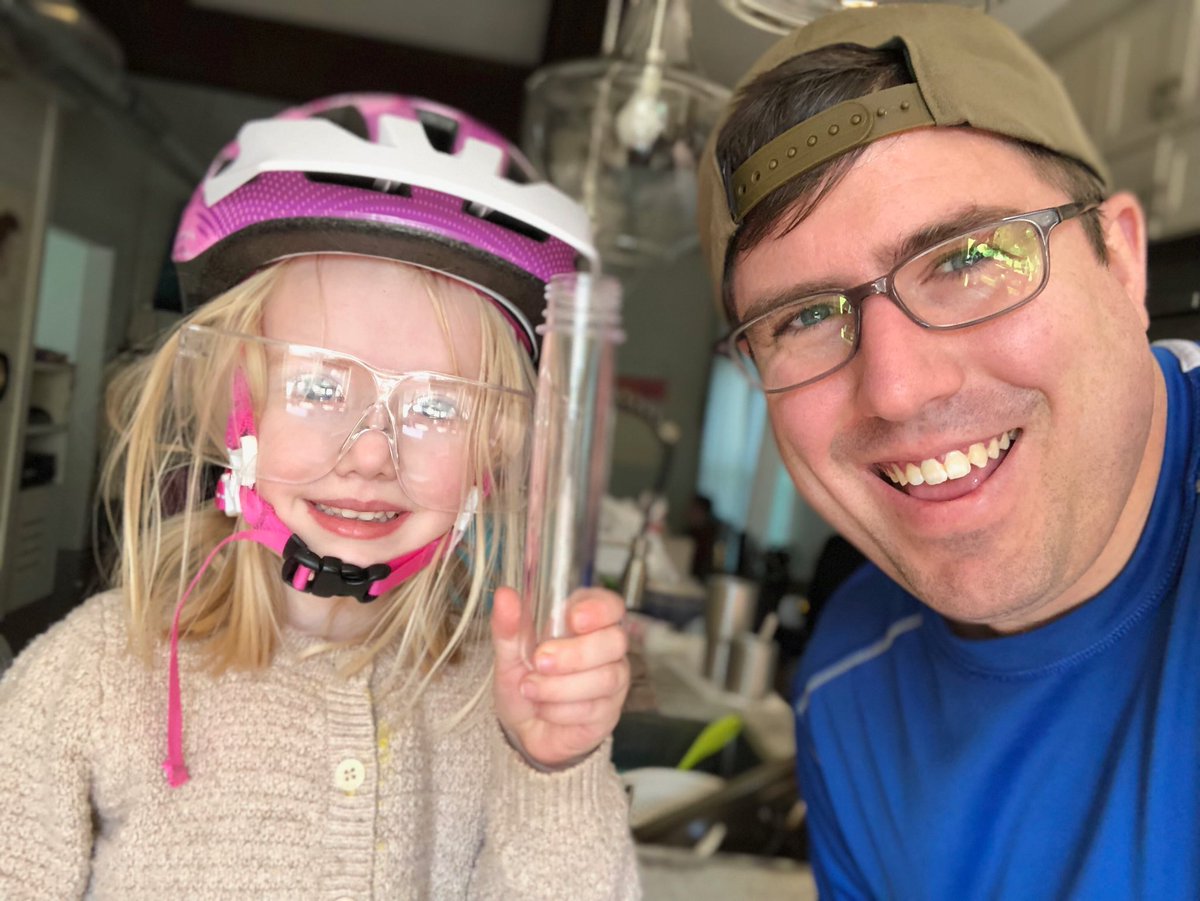 HandyBethany's tweet photo. Doing science experiments with these two @handythinks @harperhandy and conversing with prospects in real time is how I spend my Sundays. #HowIDrift #safetyfirst #SundayFunday https://t.co/wnCj7xSRUW