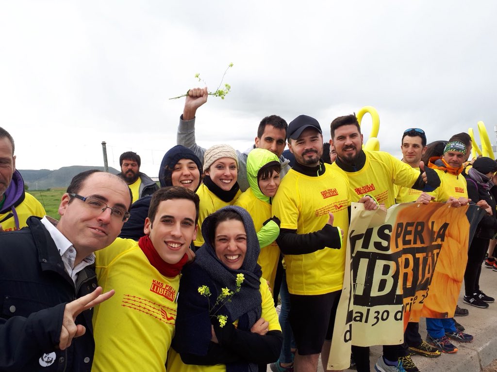 Teresa_Ciges's tweet photo. Llibertat de cada cosa, 
la llibertat com un ram 
que ens empeny i que ens fascina, 
no hi ha més que llibertat 
(V.A.Estellés)
✊🏻🎗#LlibertatPresosPolitics #KMSxLLIBERTAT https://t.co/zJLRbHklNN