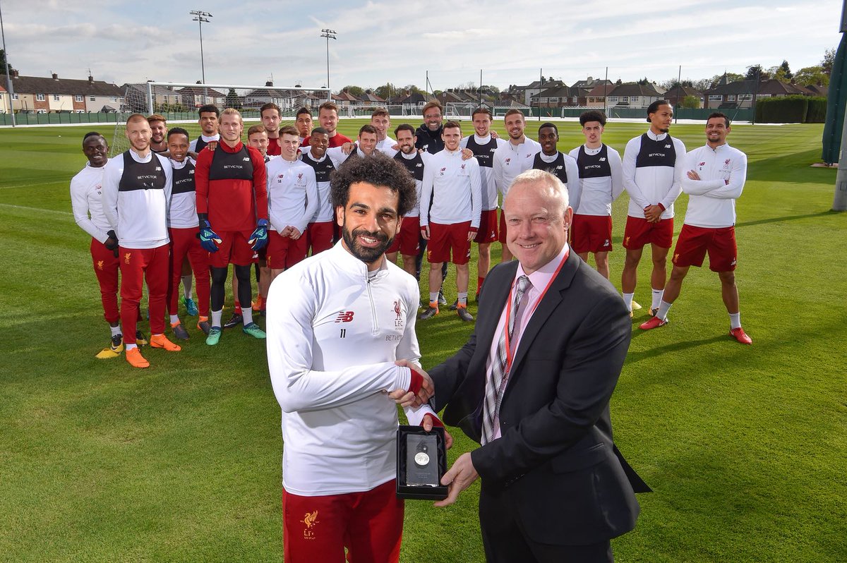 LFC's tweet photo. The lads congratulate @MoSalah for his @PFA Players' Player of the Year award. 👏👏👏 https://t.co/cten8P5qMC