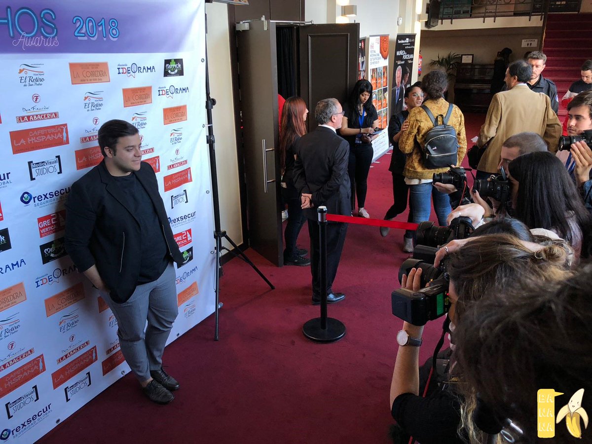 bloglaBANANA's tweet photo. [#THOSAwards2018] Presentadores y jurado también tienen su momento sobre la alfombra roja de los #THOSAwards🤵🏽‍♀️📸🤵🏽. 

Recuerda que puedes ver en directo lo que ocurre a través del #PERISCOPE de @TheHallOfStars: https://t.co/6zIW76Tnv0 

➕ INFO: https://t.co/TO7kTdR64R https://t.co/N1rOBoeeLN
