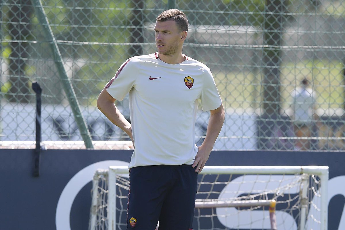 dzeko_diamond's tweet photo. Edin Džeko - today's training 👀💪... @EdDzeko #ASRoma #traiining #Dzeko #DajeEdin #ForzaRoma https://t.co/WfOzW8FvVH