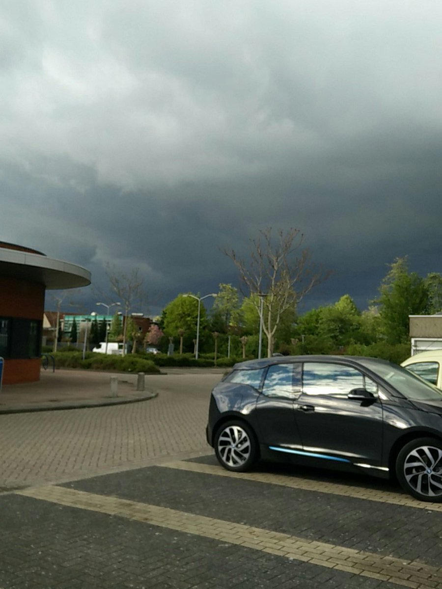 IngeEshuis's tweet image. Achter mij de zon, voor mij een bijna zwarte lucht. De partytent is al kapot gewaaid, maar we laten de pret niet drukken #koudeFront #Windhozen Enzo #noordNL tijd voor chocolademelk mét....