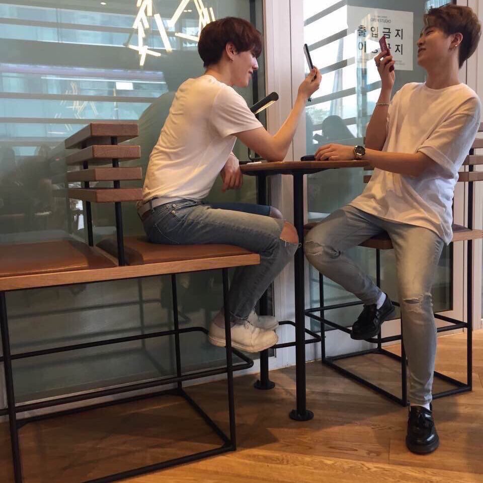 MbDava_'s tweet photo. แฟนแกคนไหนอ่ะ

คนที่ใส่ยีน เสื้อขาวถือทรศ.อ่ะ https://t.co/mxD9fRU83b