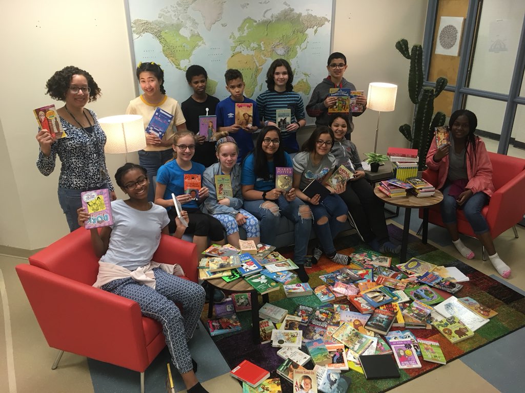 LeahBedard5's tweet photo. Les élèves de 7e #ebviamonde ont donné 121 livres 📚 C’est notre version du programme Reading is Giving 😍 Merci à tout le monde qui a participé!! https://t.co/Qm3qRT9kHL