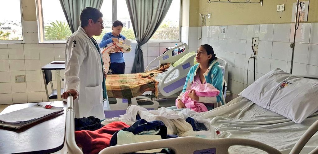 SaludImbabura's tweet photo. #Ibarra | "El trabajo articulado del personal de salud y la activación de la red de salud, precauteló la atención de los pacientes. No existió descompensación en la salud de ninguno de ellos durante y después de la amenaza de explosivo en el HSVP", @drlyther gerente #HSVP https://t.co/myfNJQU0aC