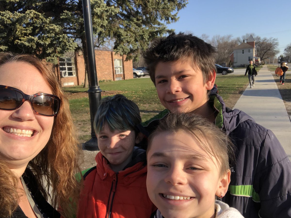 ClevelandBees's tweet photo. The sun was shining, the birds were singing, and our Super Bees (and a few parents, too) took selfies with Mrs. Kristick as they entered the school! See more selfies on our Facebook Page! #1PHASD #superbeeselfie #BEEutifulday https://t.co/Z3CYPhebdo
