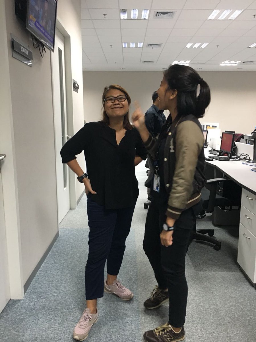 drdhiens's tweet photo. Krucil2 tim @TARGETKOMPASTV ini bilang gw gak pernah ketawa. Mereka jiper klo ngadepin gw. 

Jd mrk paksa gw pose ketawa. Pdhl mah gw aslinya cm garang di  mata doang, hatinya sih selembut cinderela 😂 https://t.co/knW6jBXl25