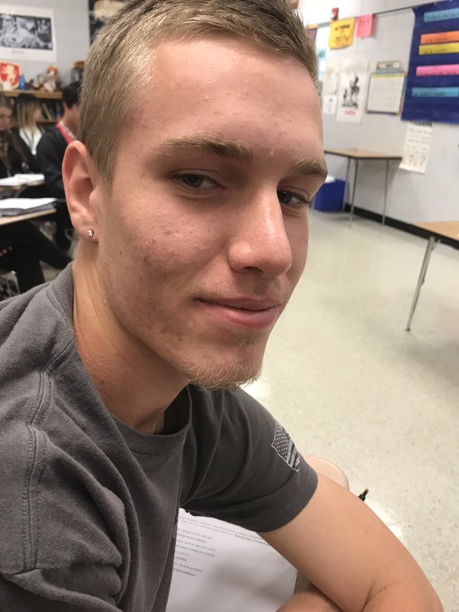 Ftf2018's tweet photo. Let your future sparkle seniors!!!!!💎💎💎💎💎💎💎💎💎💎💎💎#EarsHurt #ProbablyHasAnInfection #MondayMotivation https://t.co/oMG5iY1SFR