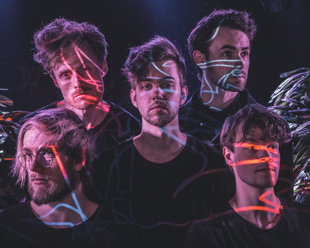 .<a href="/KidAstray/">Kid Astray</a> have just released a super infectious electro-pop EP. They are today's Hottest Artist In The World on <a href="/frtyfve/">FRTYFVE</a>! 👇
bit.ly/2HJidwj