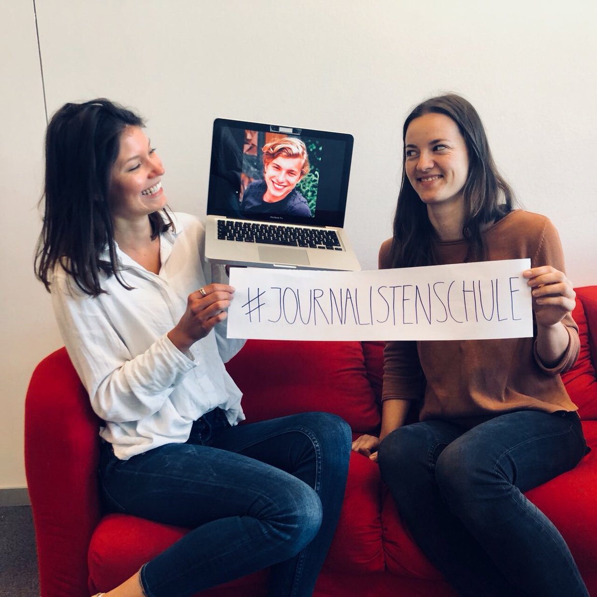 DJSde's tweet photo. Warum wir #Journalistenschule hochhalten? Diese Woche ist Tag der Pressefreiheit. Den Anlass nutzen Absolventen, um an ihren alten Schulen über Journalismus im Zeitalter von Fake News zu sprechen - eine Aktion unter dem #Journalistenschule (mkm). https://t.co/7jgaw5hgrN
