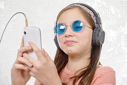 klicksafe's tweet photo. Das soziale Musikvideo-Netzwerk #Musically  steht derzeit in der Kritik, eine Plattform für freizügige Videos minderjähriger NutzerInnen zu bieten. klicksafe informiert über die Risiken und stellt  Materialien zur sicheren Nutzung bereit. https://t.co/E4H5VGGuZy https://t.co/f8tyfTReec