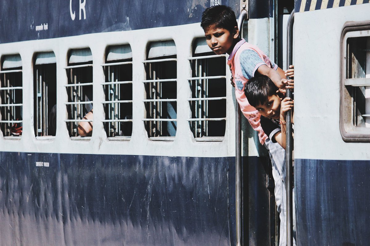 windowseatprj's tweet photo. Peekaboo, I see you.

#windowseatproject #instagram #indianrailways 
#traintravel #trainstation https://t.co/63qs7n8TeS
