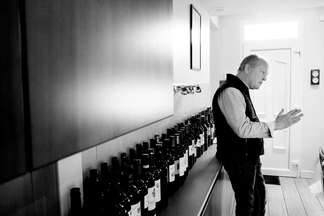VinsdeBordeaux's tweet photo. "Jeffrey ­Davies est rodé aux Primeurs comme aux dégustations. Dans sa petite salle de tasting, 59 bouteilles ouvertes, prêtes à être versées, s’alignent sur une étagère..."

@lemondefr nous emmène dans les coulisses de l’avant-Primeurs 👃🍷🍷

➡️ https://t.co/WYJMMHEeNB https://t.co/kVlQykv1P0