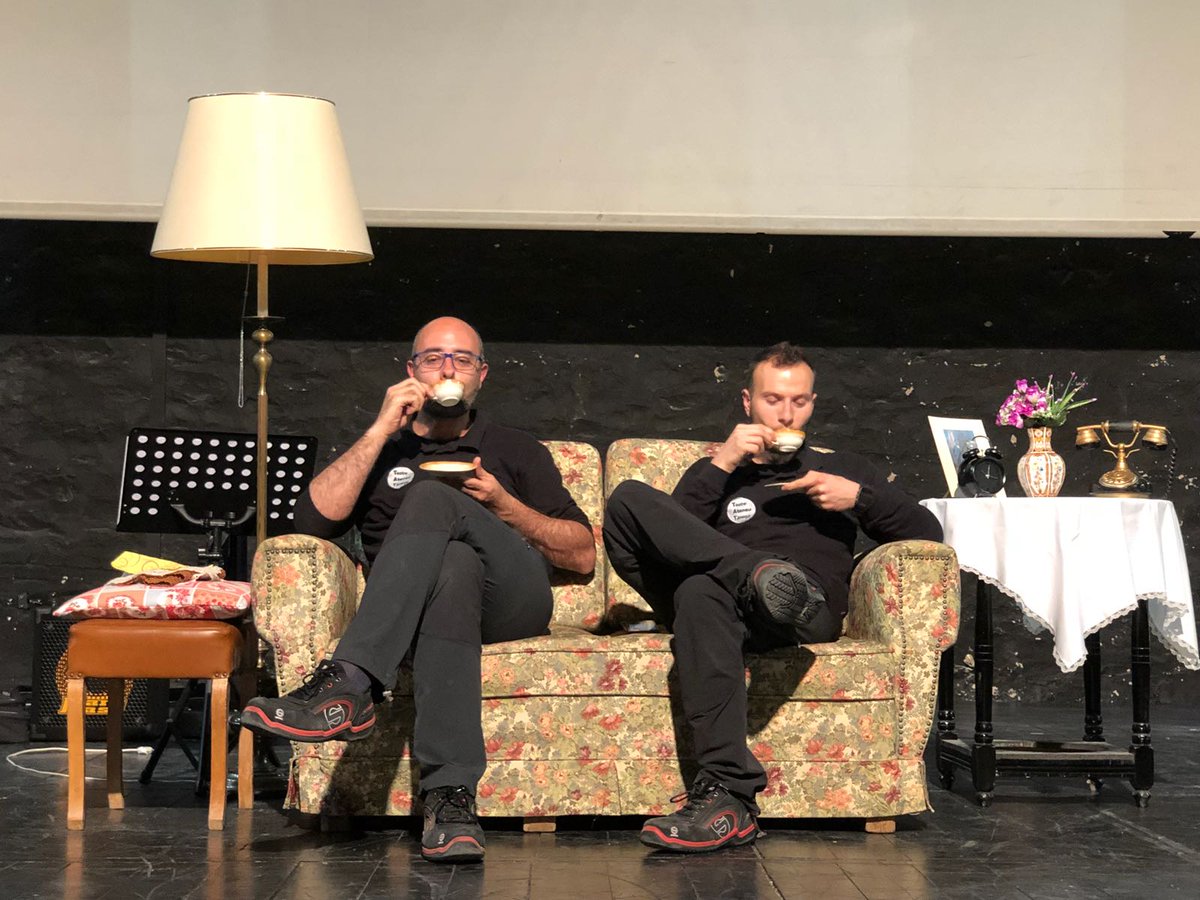 tatarrega's tweet image. Ahir els nostres tècnics es van pendre un cafè molt cuqui al acabar el gran concert de @Lleidartensembl #privilegis  foto de: @ramolins